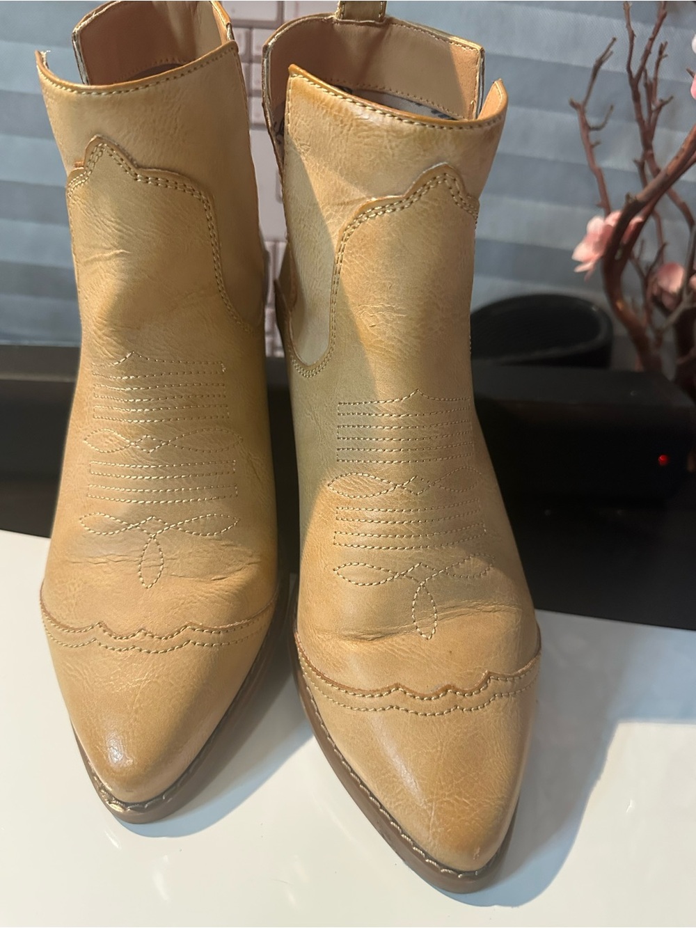 CODE WEDT BOOTS 
Size. 8M